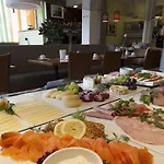 Western Ambassador Hotel 3*