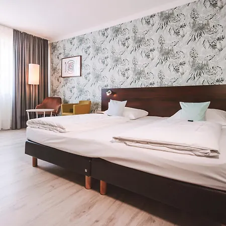 Western Ambassador Hotell 3*