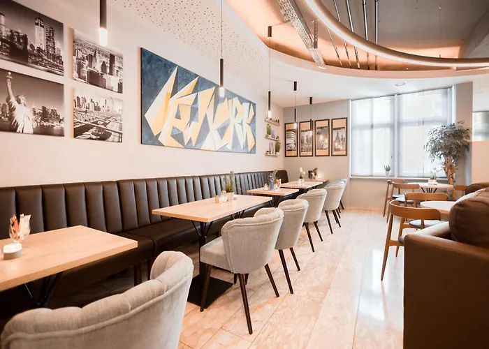 Western Ambassador Hotell 3*