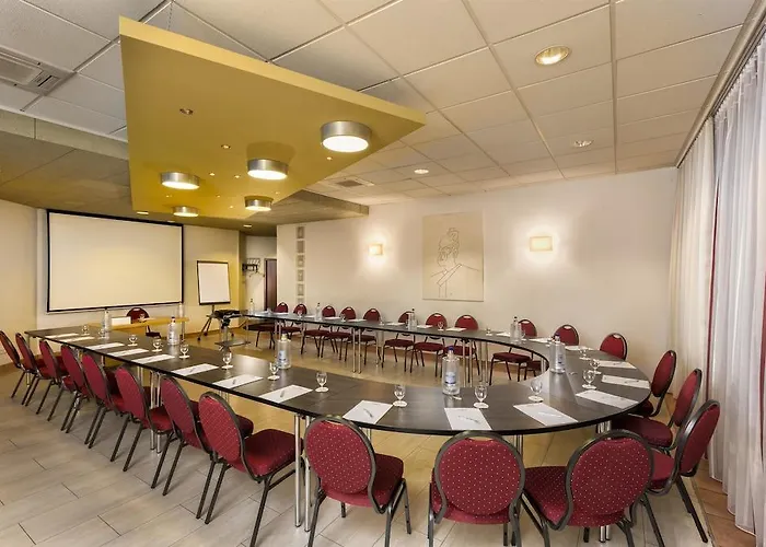 Western Ambassador Hotel 3*