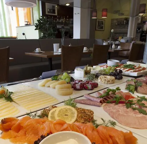 Western Ambassador Hotel 3*